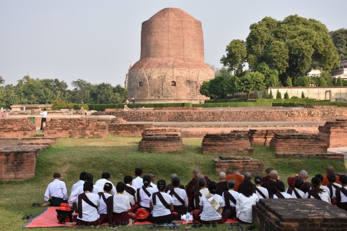 सारनाथ औपचारिक रूप से इसिपतन, उत्तर प्रदेश, भारत जहां गौतम बुद्ध ने अपना पहला उपदेश दिया (धम्मक के पवत्तन सुत्त), और यही पर उन्होंने मध्यम मार्ग, चार आर्य सत्य और महान आठ गुना पथ के बारे में पढ़ाया।